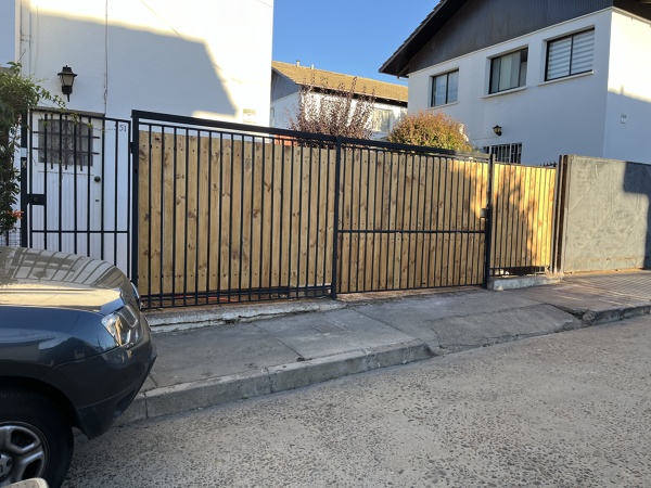 Reja con protección de madera