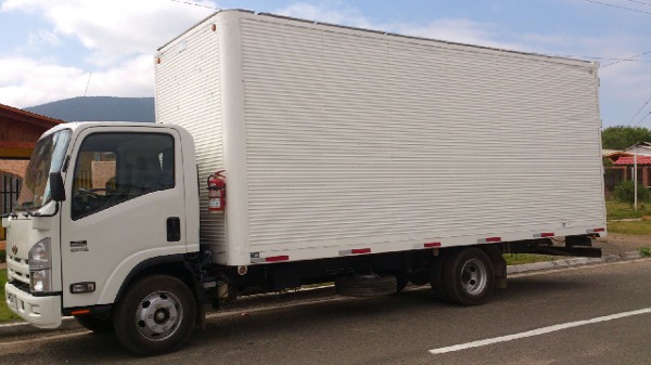Camión con carroceria  cerrada