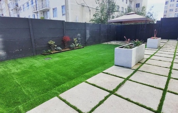 Trabajos de instalación de pasto sintético y paisajismo de bajo consumo de agua