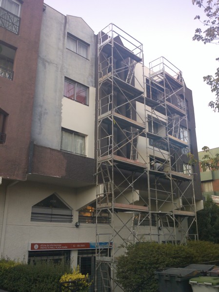 Enlucido Fachada y cajas escala Edificio Inglaterra. Plaza Egaña