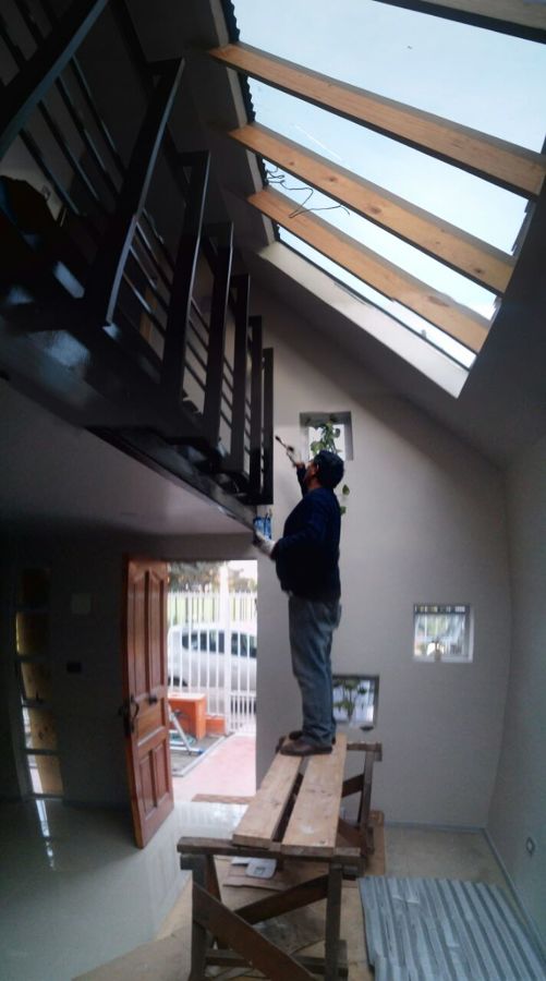 Acceso principal a vivienda con doble altura