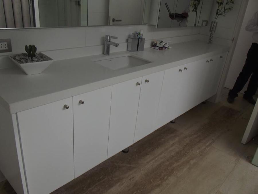 Baño de visitas, cubierta granito