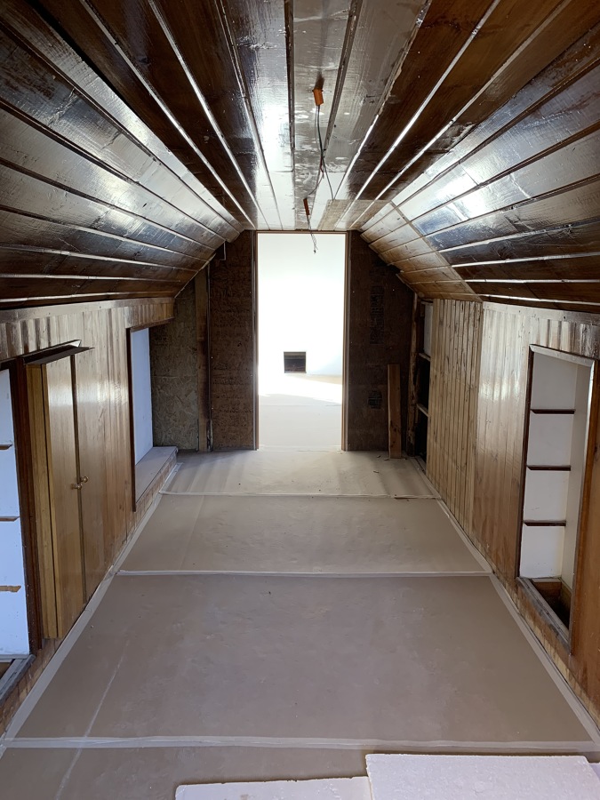 Bodega de madera dentro de la casa