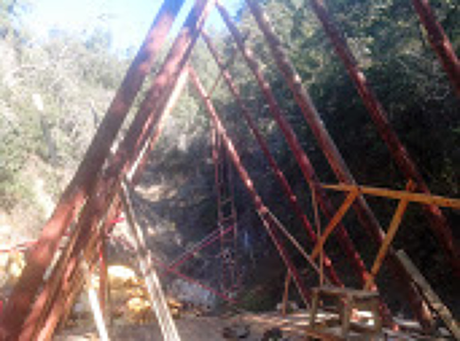 casa tipo A entre dos cerros y entremedio de bosque