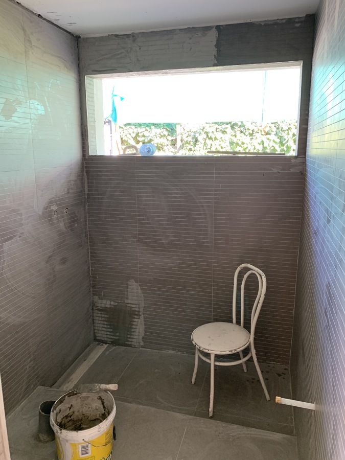 Ceramica de baño con ventana modificada
