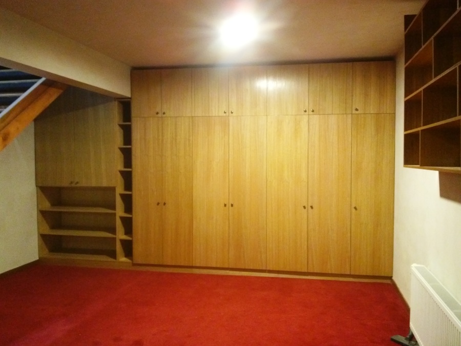 closet en melamina blanca interior y puertas en madera