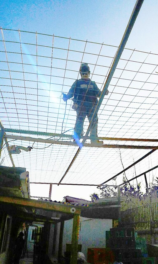 cobertizo con malla de seguridad