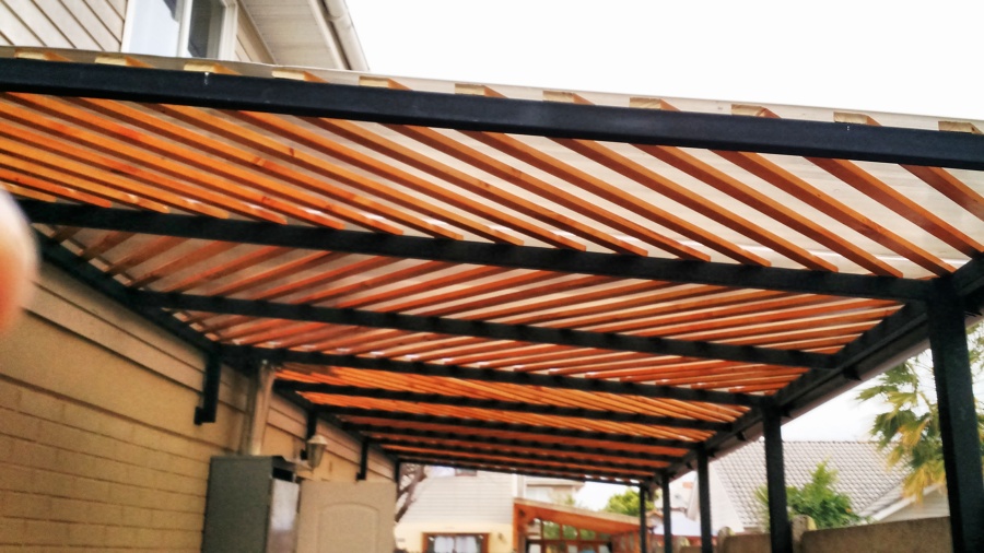 cobetizo en madera y policarbonato