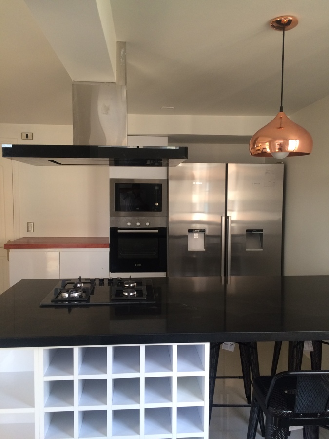 Cocina isla cubierta de silestone 