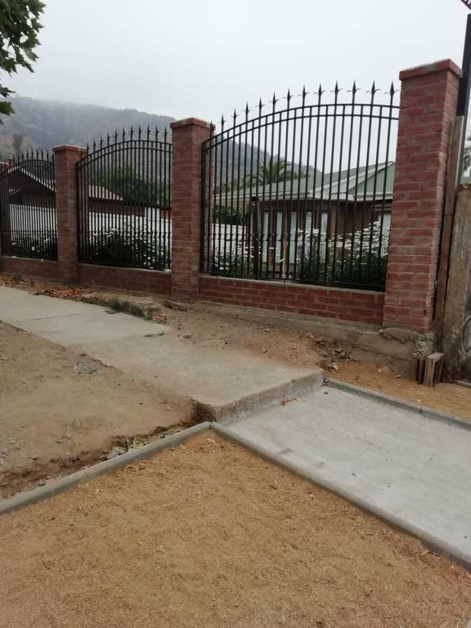 Columna de ladrillos y reja particular, Limache