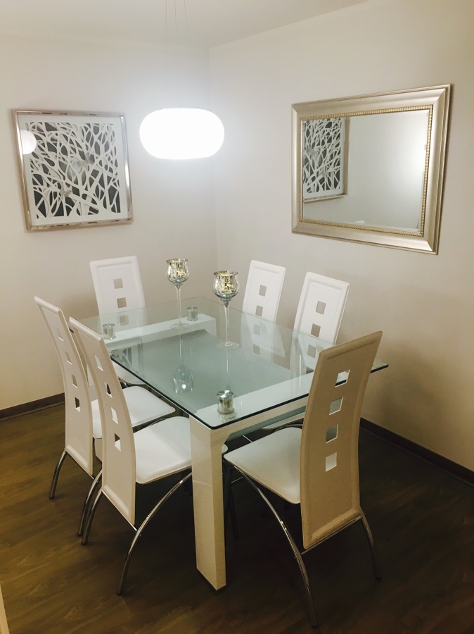 Comedor minimalista en tonos metalizado