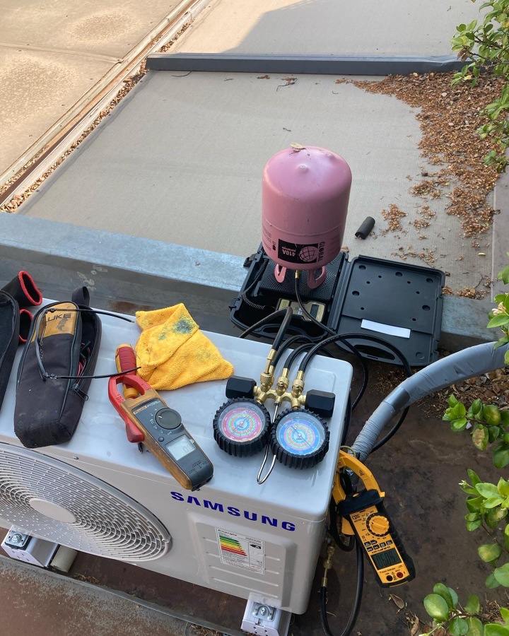 Completando carga refrigerante