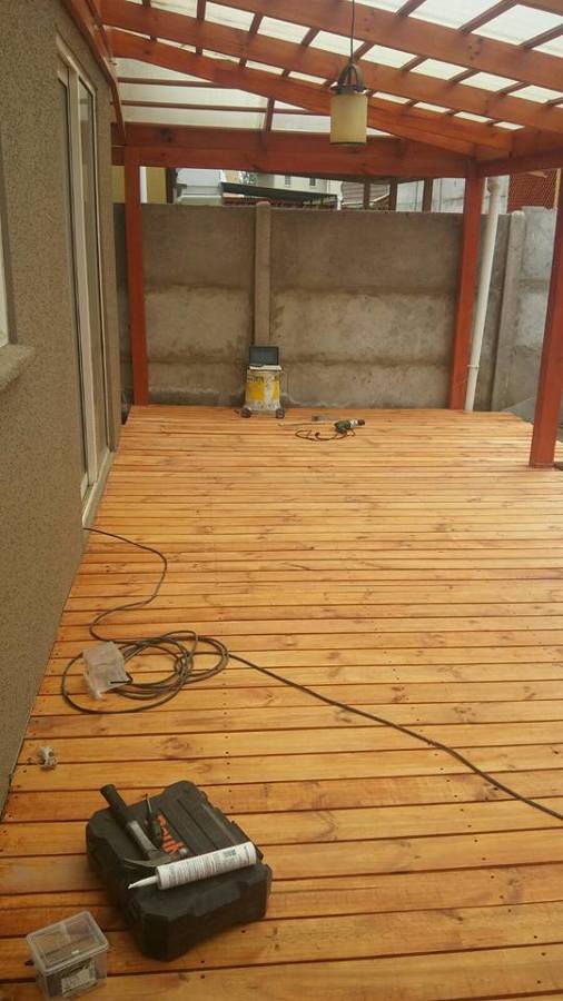 construcción de cobertizo y deck de madera.
