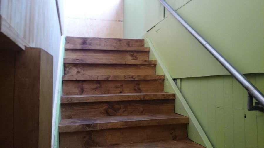 Construcción de esclaera en madra de pino seco, de 2x10. 