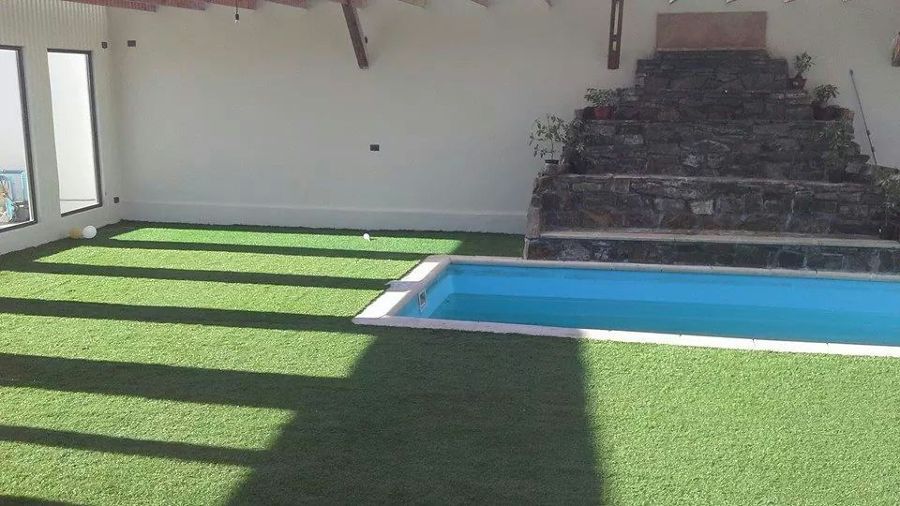 construccion de piscina con pasto sintetico
