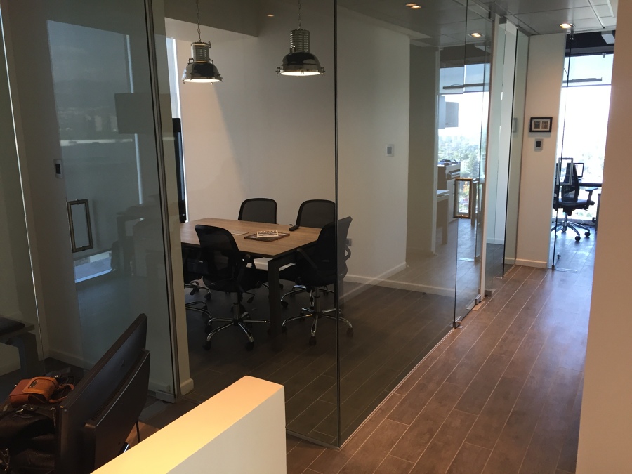 Construido sala de reuniones y pasillo