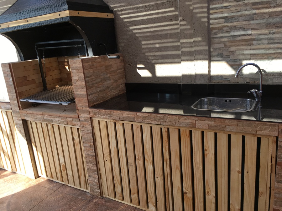 Detalle de la parrilla, mesón y lavaplatos.