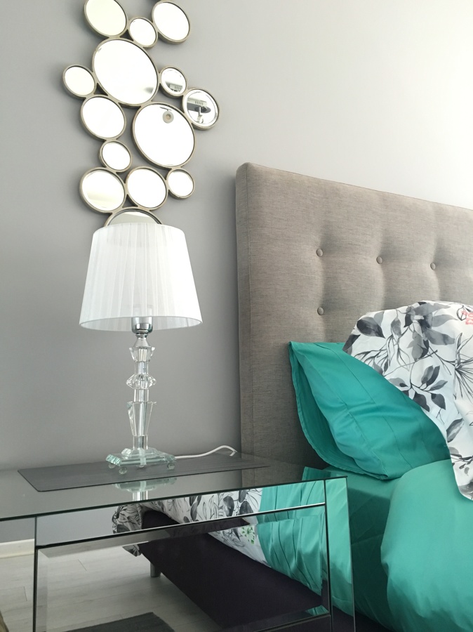 Detalles decorativos en lámparas de cristal y espejo estilo "burbuja" de la India 