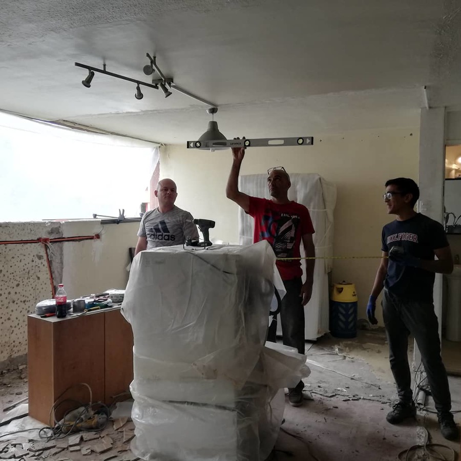 El equipo ubicando la lámpara a comprar