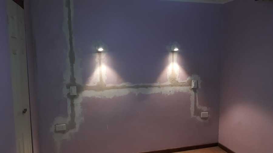 Electricidad foco lector y enchufe para velador