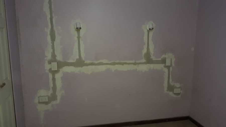 Electricidad foco lector y enchufe para velador