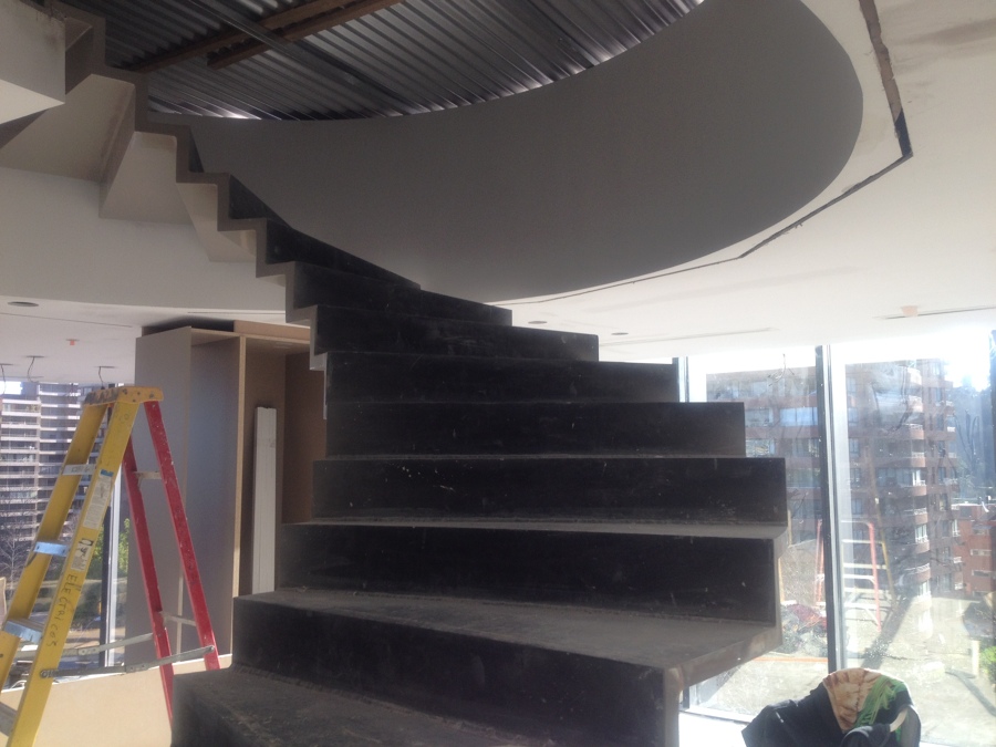 Escalera hacia terraza superior