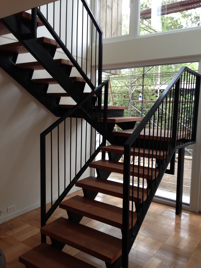 Escalera metálica y gradas de madera