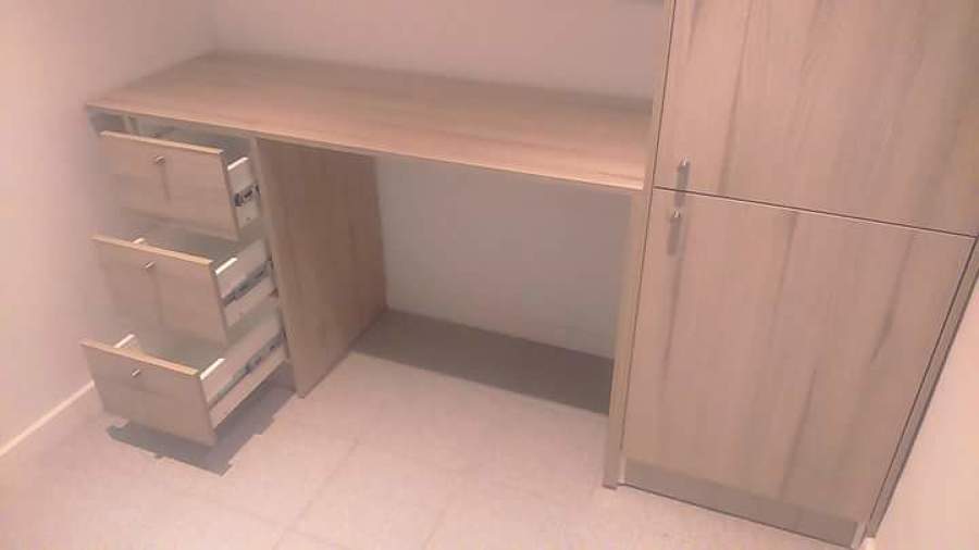 Escritorio de uso diario en vivienda unifamiliar.