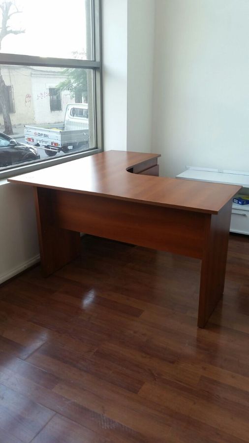 Escritorio en L con cajonero con llave