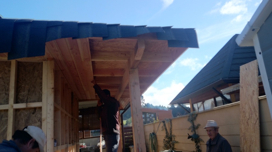 Esta es una bodega con un pequeño garach. Realizada en Torobayo, Valdivia.