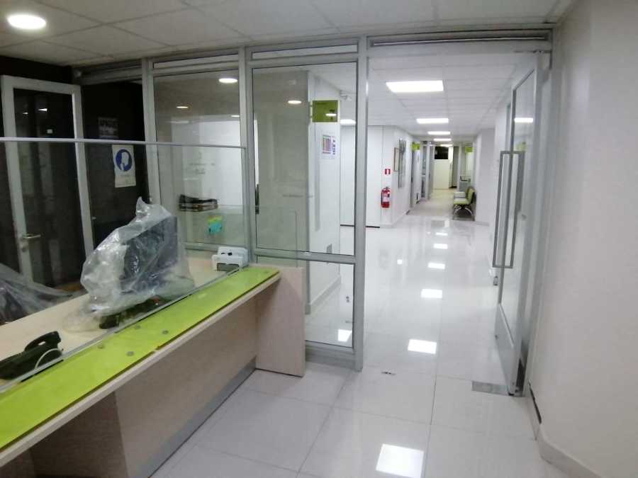 Estructura de aluminio con puerta de acceso