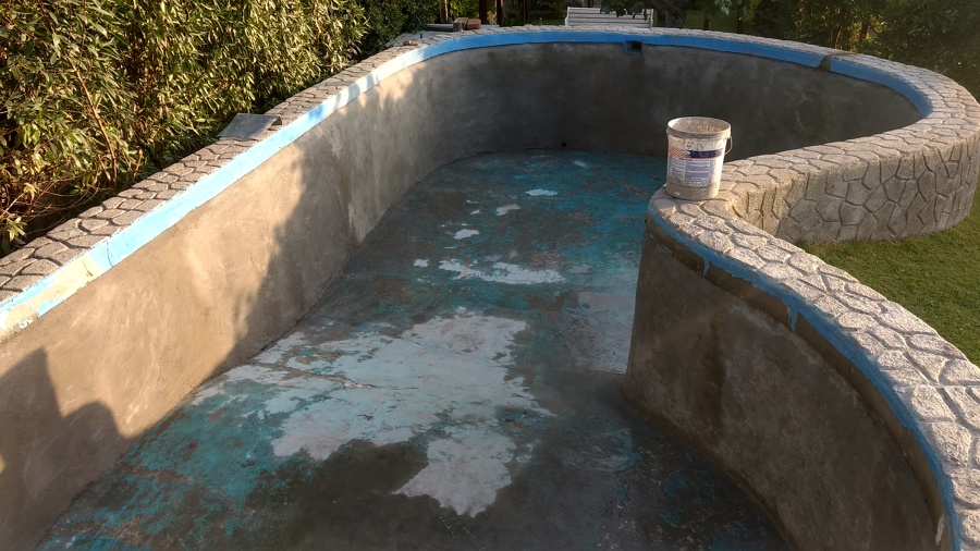 estuco muralla terminado y preparación para mezcla en piso.