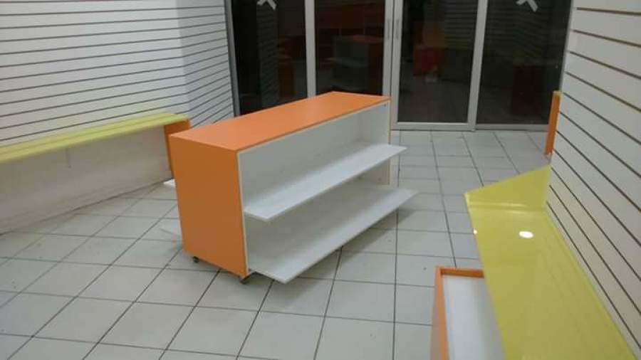 EXHIBIDOR DE ROPA CON RUEDAS