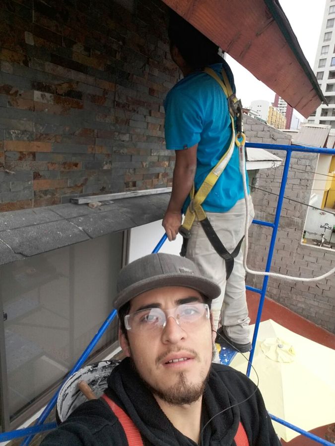 Fachada piedra pizarra casa 3 pisos