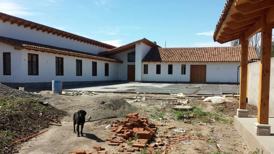 Fachada sur poniente - acceso