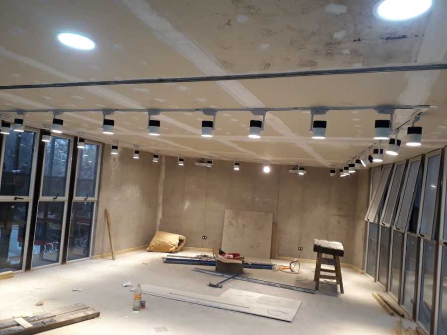 Focos a riel energizado