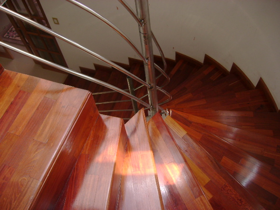 Forrado de escalera con parquet