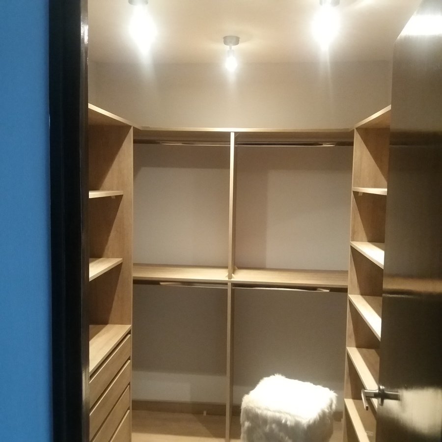 Frontal walking closet
