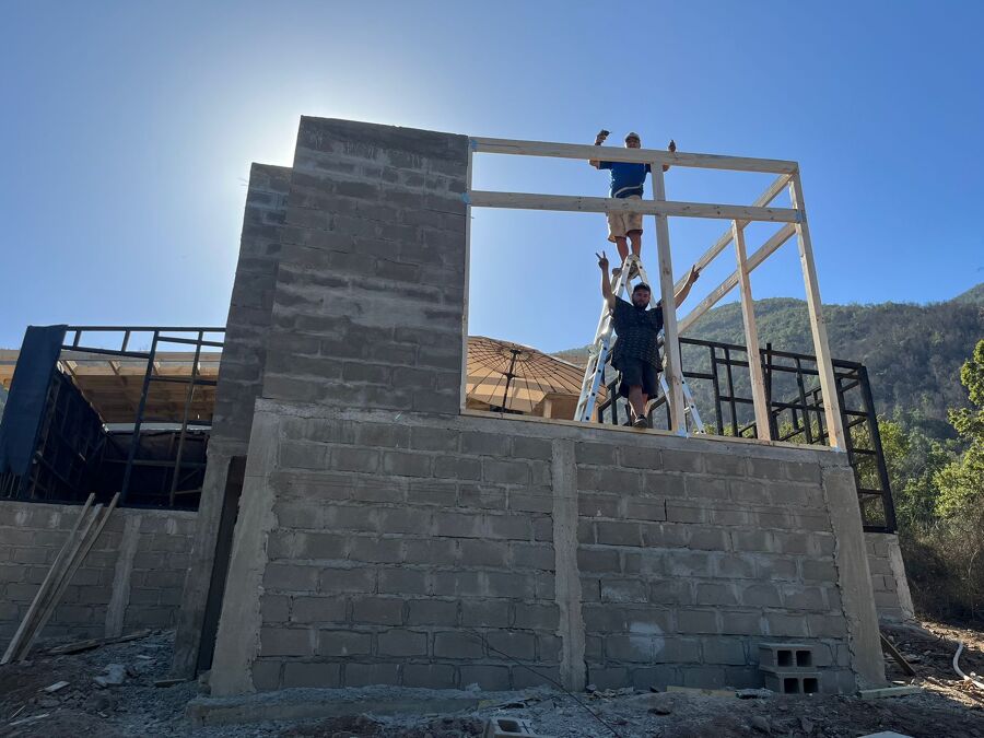 Frontón casa, combinación de bloques hormigón más estructura de envigado a la vista