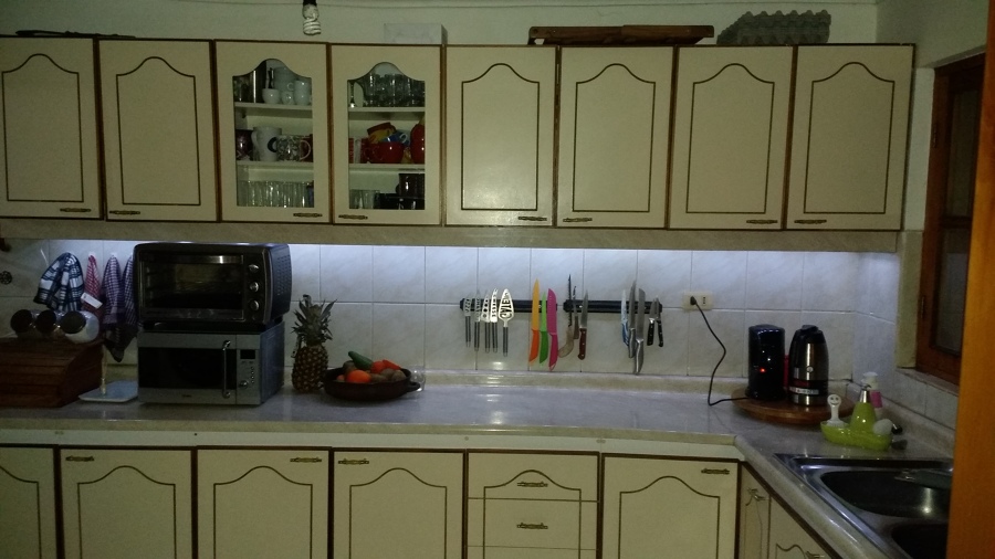 Iluminación led y luz de cocina encendidas