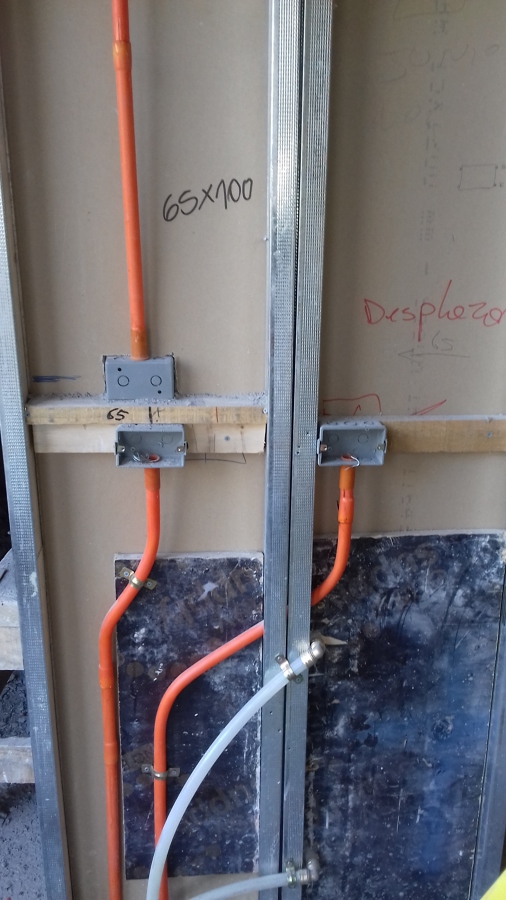 Instalación de canalizado en tabiqueria para enchufes en cocina