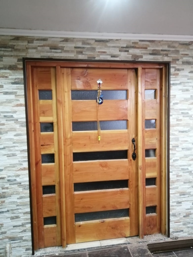 instalación de cerámica y puerta principal