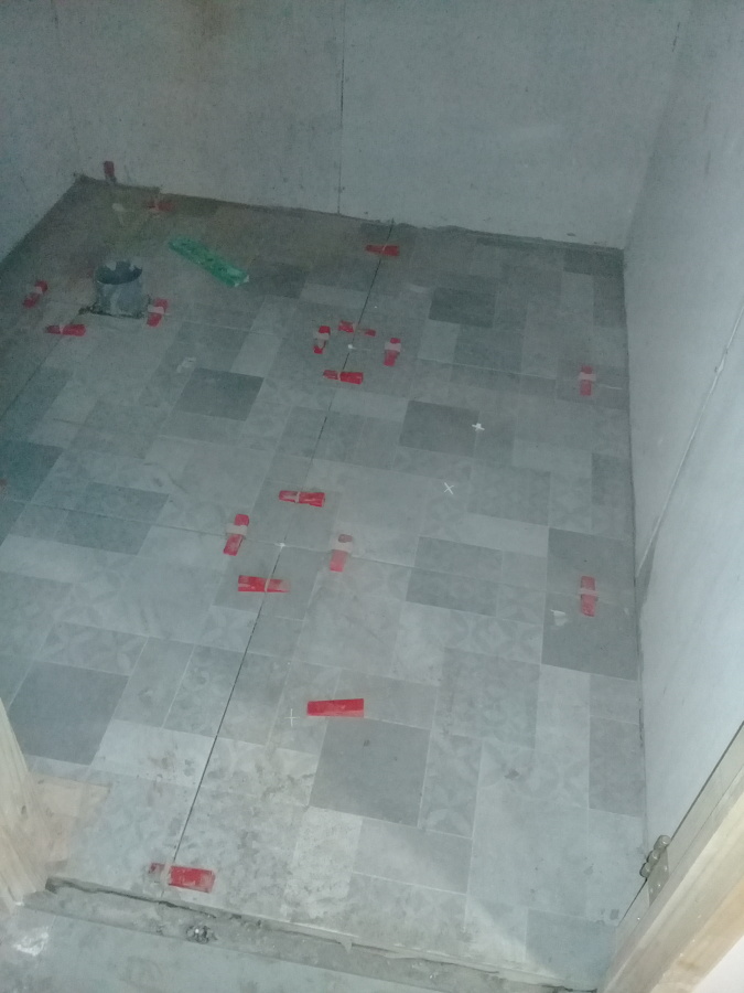 Instalación de piso cerámico usando alisadores de piso