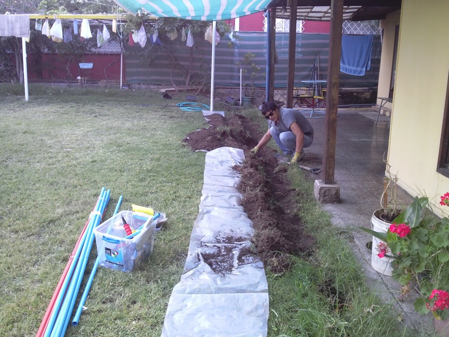 Instalación línea de riego para cesped