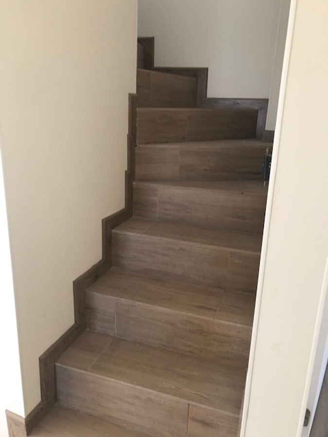 Instalación porcelanato caja escala