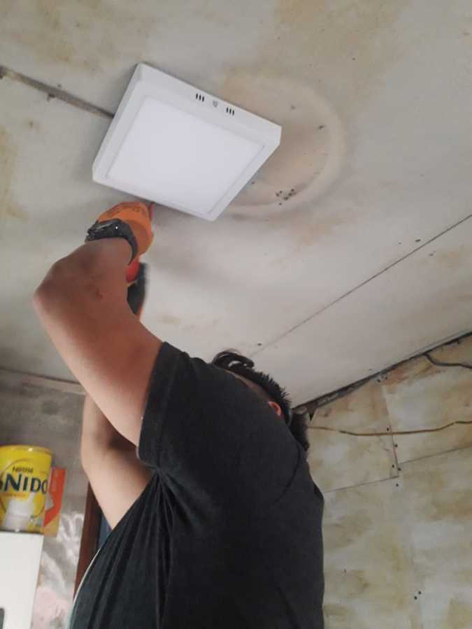 Instalando plafón LED en la cocina
