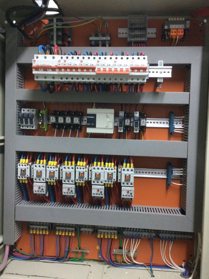Interior tablero de alimentacion Hidropack