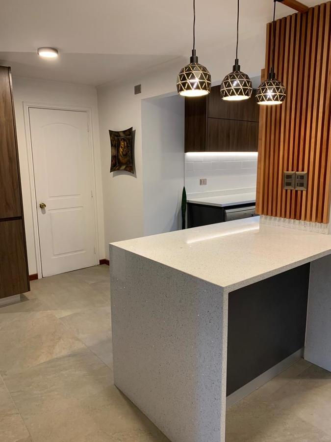 isla y textura madera