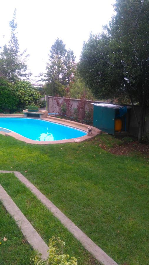 Jardin con piscina