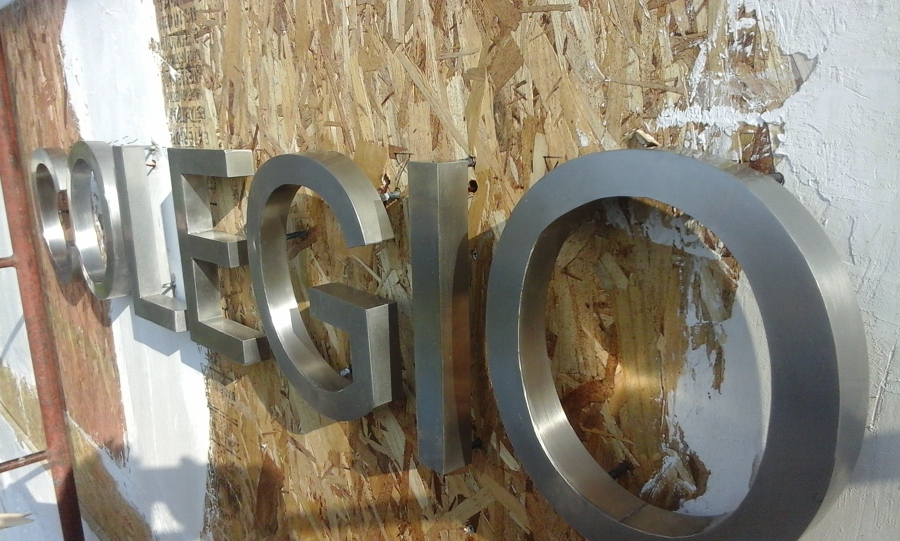 Letras de acero inoxidable